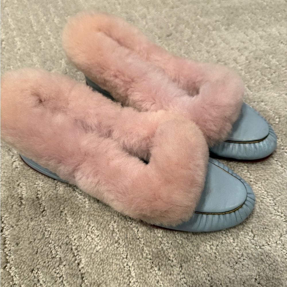 Vintage Kerrybrooke women’s blue leather, fur trimmed slippers, size 7